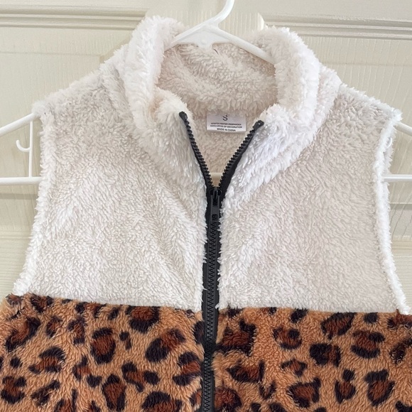 Faux fur sleeveless vest - Picture 2 of 8